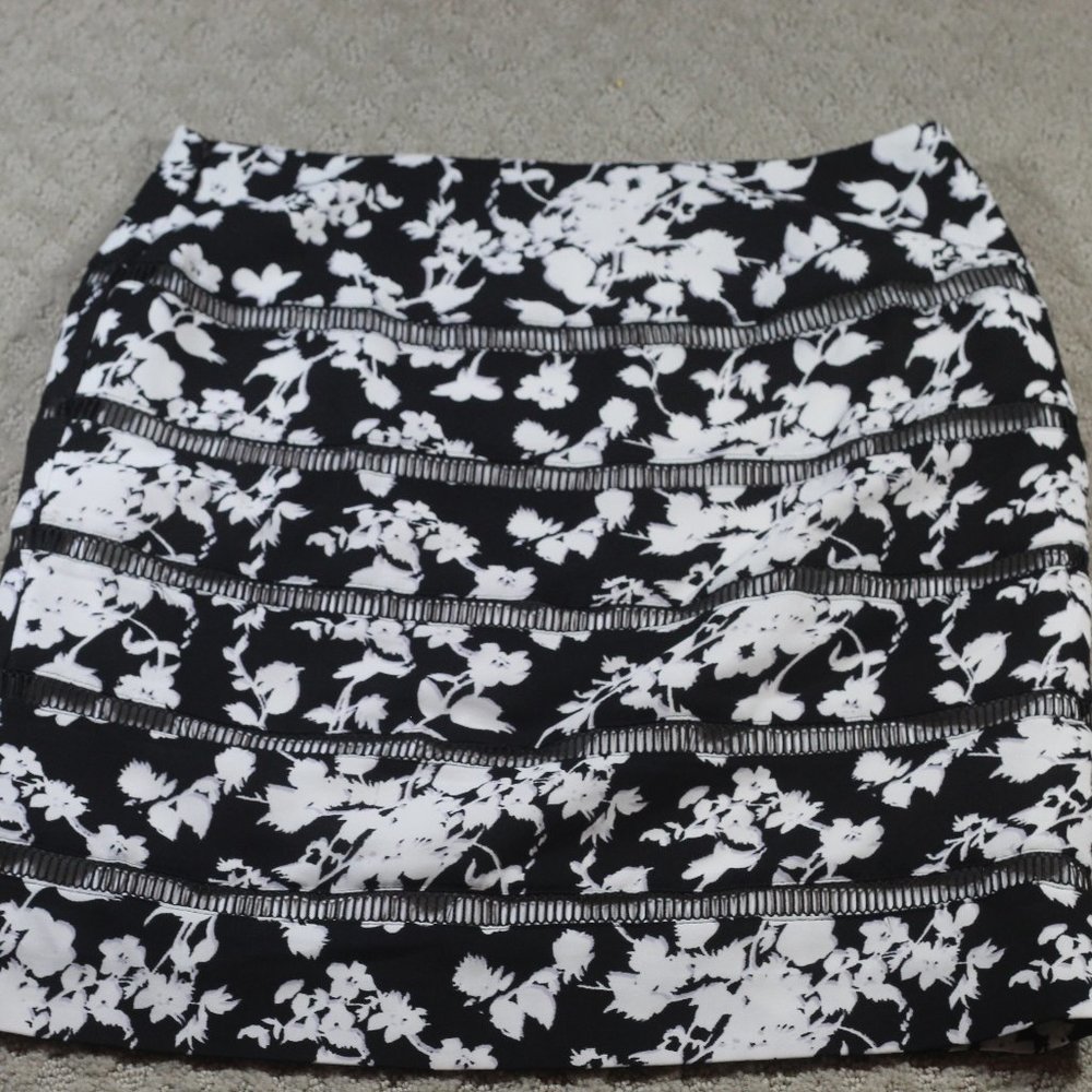 WHBM Size 0 Black & White Floral Patterned Lined Skirt